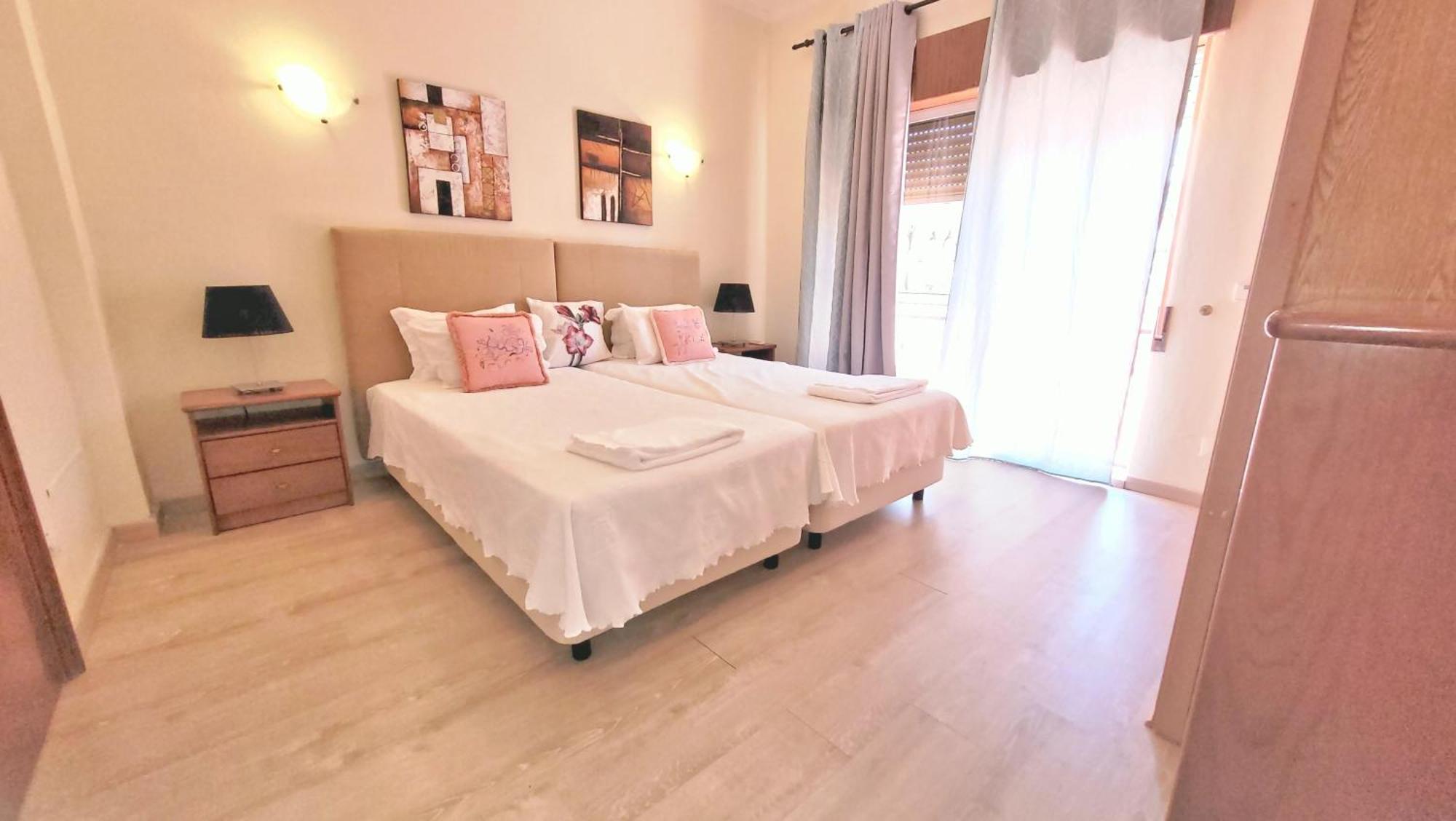 Walking Distance To The Centre - Snooker Table - Private Pool - 5 Bedrooms Quarteira Exterior foto